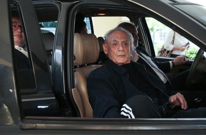 Ο Ακης βγαίνει στο μπαλκόνι και... χαιρετάει τον κόσμο -Το φιλί στο στόμα στη Βίκυ Σταμάτη [εικόνες & βίντεο] | iefimerida.gr 6