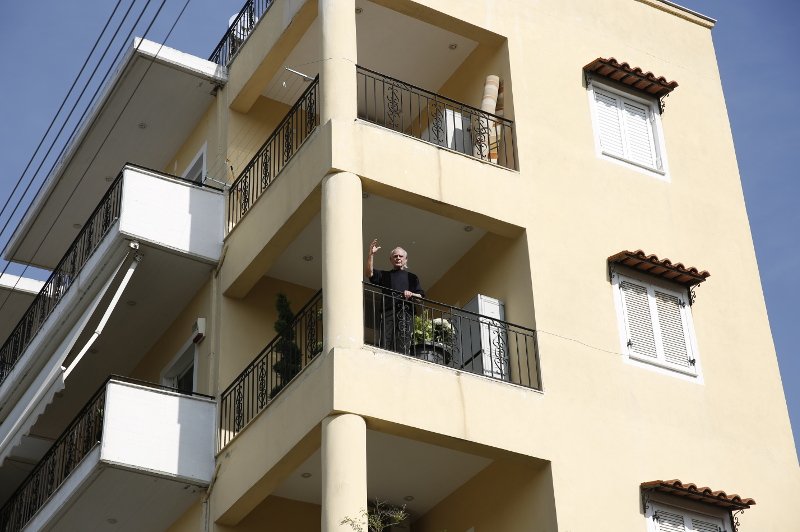 Ο Ακης βγαίνει στο μπαλκόνι και... χαιρετάει τον κόσμο -Το φιλί στο στόμα στη Βίκυ Σταμάτη [εικόνες & βίντεο] | iefimerida.gr 11