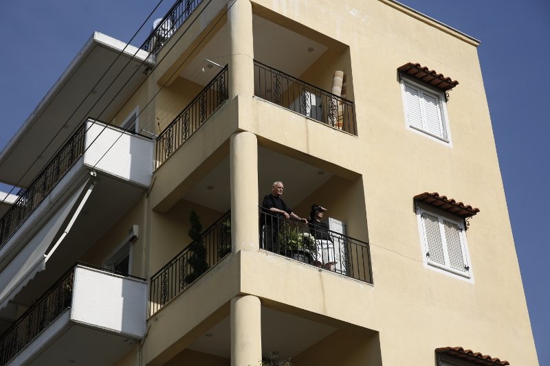 Ο Ακης βγαίνει στο μπαλκόνι και... χαιρετάει τον κόσμο -Το φιλί στο στόμα στη Βίκυ Σταμάτη [εικόνες & βίντεο] | iefimerida.gr 10