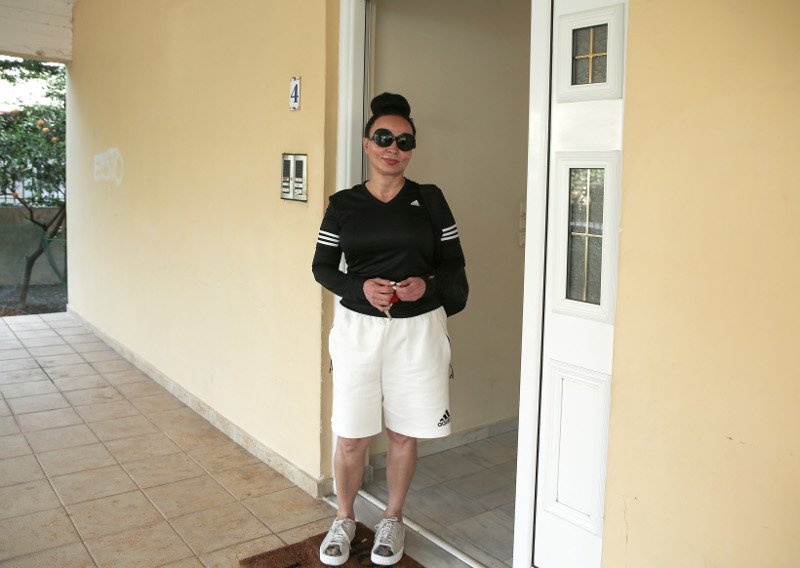 Ο Ακης βγαίνει στο μπαλκόνι και... χαιρετάει τον κόσμο -Το φιλί στο στόμα στη Βίκυ Σταμάτη [εικόνες & βίντεο] | iefimerida.gr 9