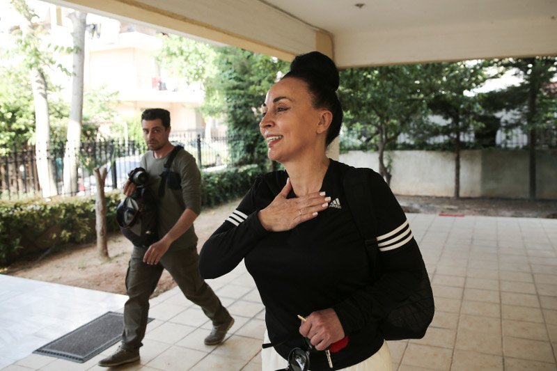 Ο Ακης βγαίνει στο μπαλκόνι και... χαιρετάει τον κόσμο -Το φιλί στο στόμα στη Βίκυ Σταμάτη [εικόνες & βίντεο] | iefimerida.gr 7