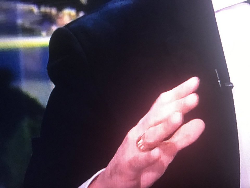 Γιατί ο Εμανουέλ Μακρόν φοράει δύο βέρες; Τον «ξεψαχνίζουν» για όλα [εικόνες] | iefimerida.gr 5