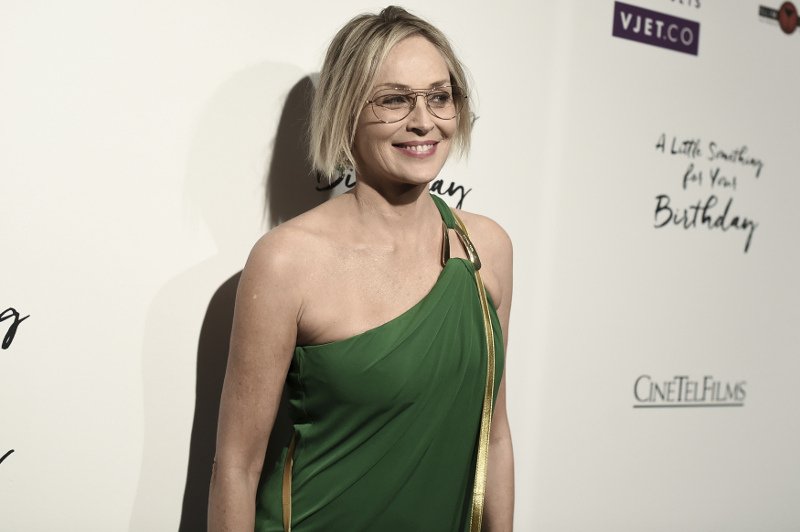 Η Σάρον Στόουν στα 59 της με σέξι μίνι φόρεμα αρχαιοελληνικού στιλ [εικόνες] | iefimerida.gr 2