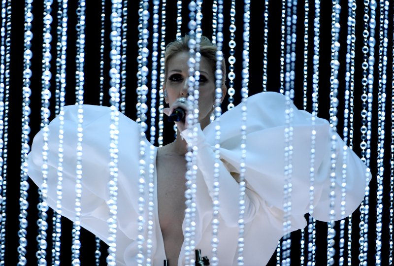 Συγκινημένη η Σελίν Ντιόν τραγουδά τον «Τιτανικό», 20 χρόνια μετά [εικόνες & βίντεο] | iefimerida.gr 1