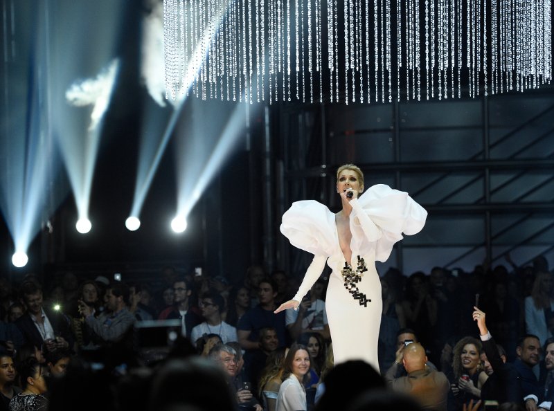 Συγκινημένη η Σελίν Ντιόν τραγουδά τον «Τιτανικό», 20 χρόνια μετά [εικόνες & βίντεο] | iefimerida.gr 0