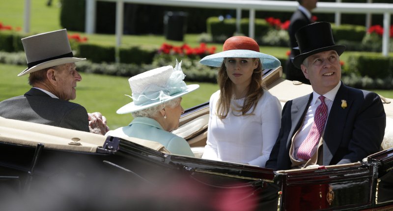 Ο άνθρωπος που θα σταθεί δίπλα στη βασίλισσα Ελισάβετ μετά την παραίτηση του Φίλιππου [εικόνες] | iefimerida.gr 1