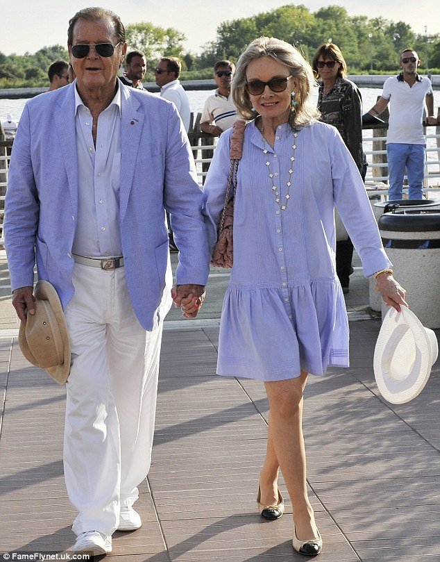 Οι 4 θυελλώδεις έρωτες του Ρότζερ Μουρ -Η γυναίκα που του έσπασε μια κιθάρα στο κεφάλι [εικόνες] | iefimerida.gr 3