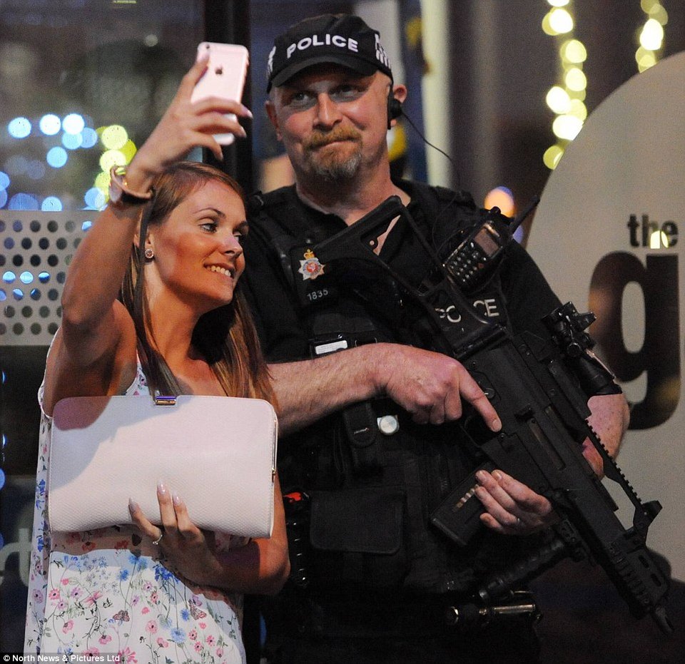 Ξέφυγαν πάλι οι Αγγλοι: Είχαν αργία και άρχισαν τα όργια στους δρόμους -Μεθυσμένοι σε έξαλλη κατάσταση [εικόνες] | iefimerida.gr 4