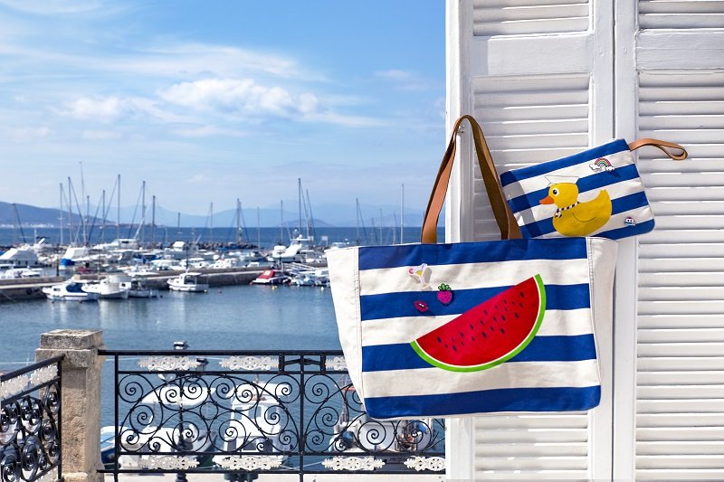 AtoZGreek: Γιος της οικογένειας Βαρβιτσιώτη φτιάχνει τσάντες και εσπαντρίγιες που... μυρίζουν ελληνικό καλοκαίρι [εικόνες] | iefimerida.gr 8