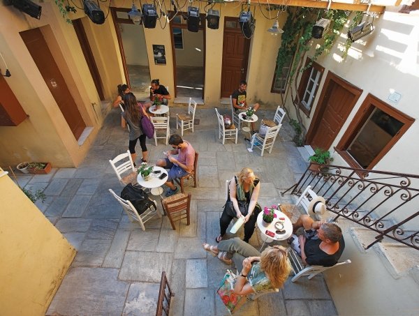 Οι 27 καταπληκτικές αυλές της Πλάκας που ανοίγουν για το κοινό -Σε σπίτια, μουσεία, εκκλησίες, σκέτες ζωγραφιές [εικόνες] | iefimerida.gr 2