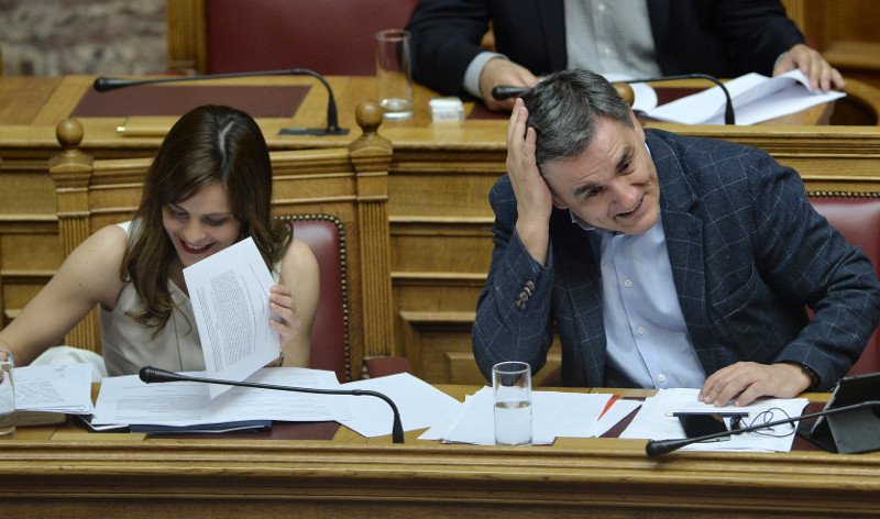 Κόβει συντάξεις αλλά εμφανίστηκε στην τρίχα η Αχτσιόγλου στη Βουλή [εικόνες] | iefimerida.gr 3