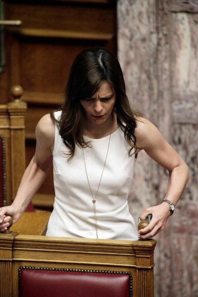 Κόβει συντάξεις αλλά εμφανίστηκε στην τρίχα η Αχτσιόγλου στη Βουλή [εικόνες] | iefimerida.gr 4