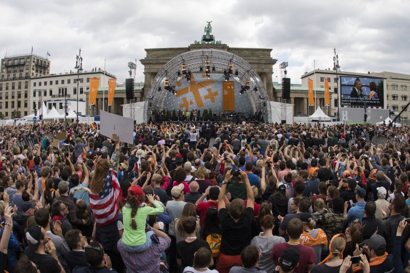 Αποθέωσαν τον Ομπάμα στο Βερολίνο -Συναντήθηκε με τη Μέρκελ, μίλησε δημοσίως [εικόνες & βίντεο] | iefimerida.gr 2
