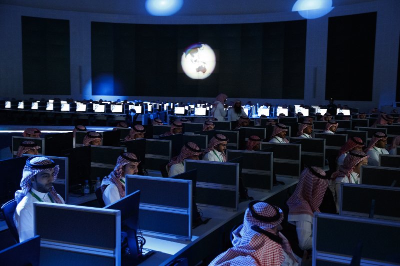 Σάλος στα social media -Ο Τραμπ με τον βασιλιά της Σαουδικής Αραβίας πάνω από μια... γυάλινη σφαίρα [εικόνες] | iefimerida.gr 0