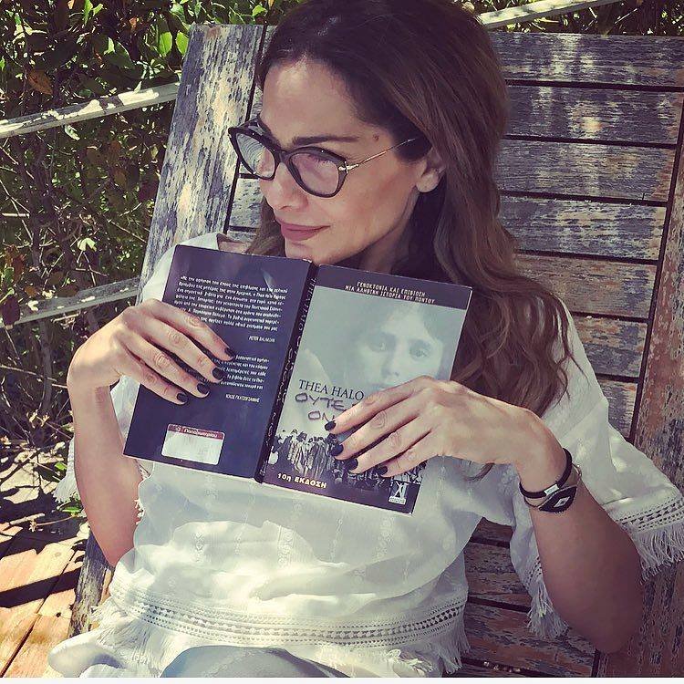 Η Δέσποινα Βανδή φοράει πια γυαλιά πρεσβυωπίας και αυτοτρολάρεται [εικόνες] | iefimerida.gr 0