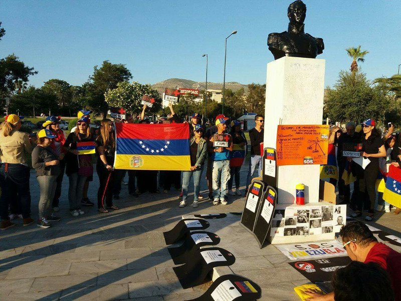 Διαμαρτυρία με «φέρετρα» στην Αθήνα για τους νεκρούς στη Βενεζουέλα στις διαδηλώσεις κατά του Μαδούρο [εικόνες] | iefimerida.gr 2