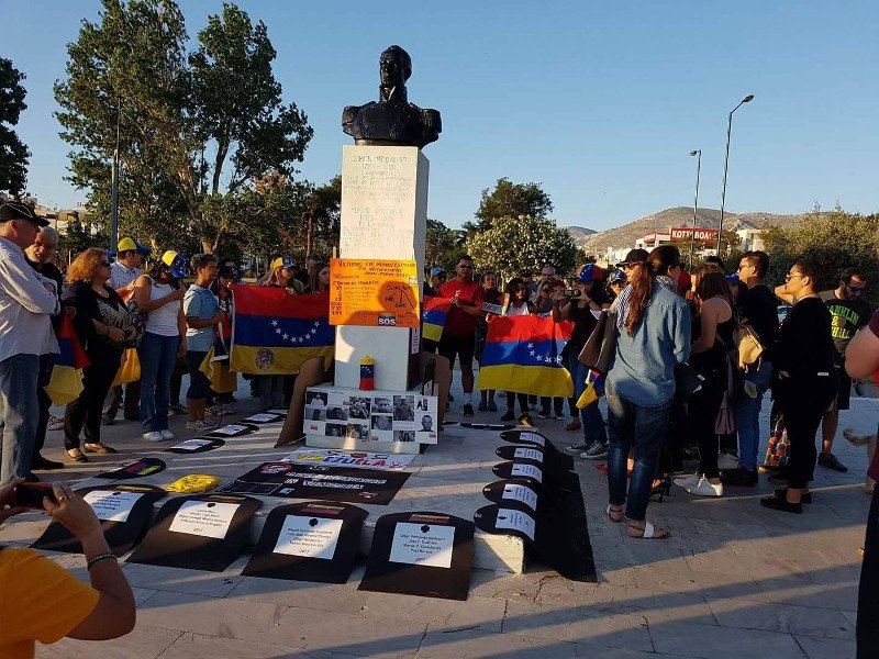 Διαμαρτυρία με «φέρετρα» στην Αθήνα για τους νεκρούς στη Βενεζουέλα στις διαδηλώσεις κατά του Μαδούρο [εικόνες] | iefimerida.gr 0