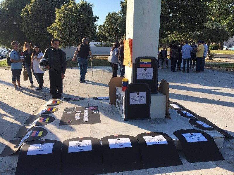 Διαμαρτυρία με «φέρετρα» στην Αθήνα για τους νεκρούς στη Βενεζουέλα στις διαδηλώσεις κατά του Μαδούρο [εικόνες] | iefimerida.gr 1