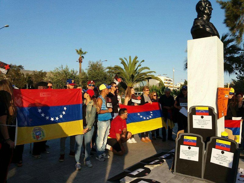 Διαμαρτυρία με «φέρετρα» στην Αθήνα για τους νεκρούς στη Βενεζουέλα στις διαδηλώσεις κατά του Μαδούρο [εικόνες] | iefimerida.gr 3