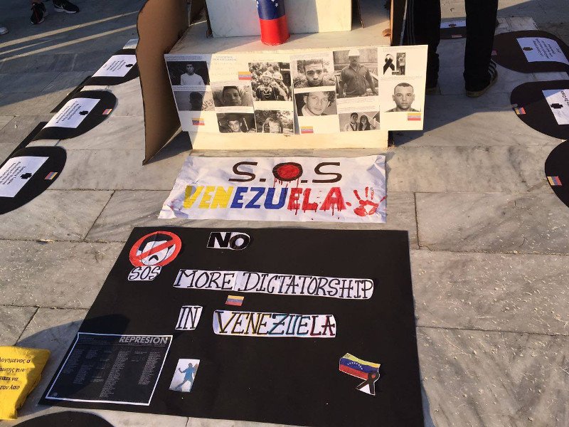 Διαμαρτυρία με «φέρετρα» στην Αθήνα για τους νεκρούς στη Βενεζουέλα στις διαδηλώσεις κατά του Μαδούρο [εικόνες] | iefimerida.gr 4