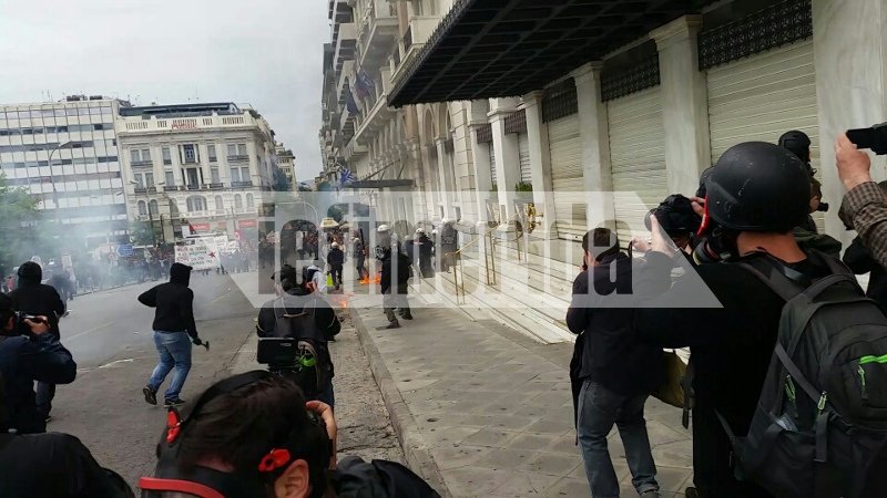 Επεισόδια και χημικά στο Σύνταγμα -Κουκουλοφόροι επιτέθηκαν στα ΜΑΤ | iefimerida.gr 7