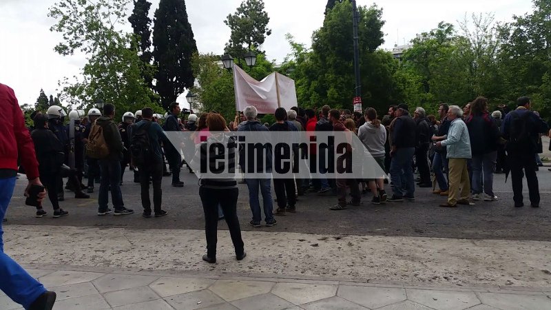 Επεισόδια και χημικά στο Σύνταγμα -Κουκουλοφόροι επιτέθηκαν στα ΜΑΤ | iefimerida.gr 13