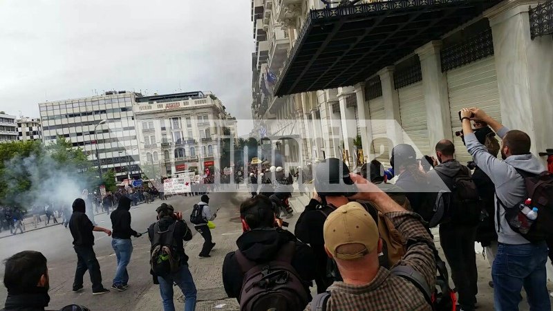 Επεισόδια και χημικά στο Σύνταγμα -Κουκουλοφόροι επιτέθηκαν στα ΜΑΤ | iefimerida.gr 8