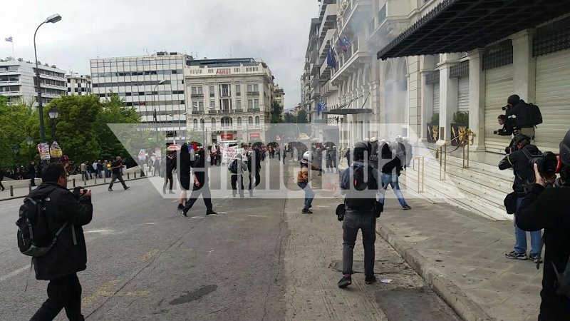 Επεισόδια και χημικά στο Σύνταγμα -Κουκουλοφόροι επιτέθηκαν στα ΜΑΤ | iefimerida.gr 9