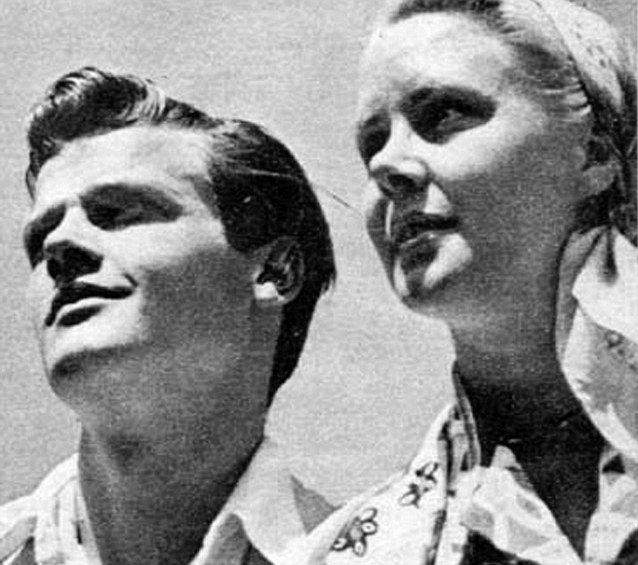 Οι 4 θυελλώδεις έρωτες του Ρότζερ Μουρ -Η γυναίκα που του έσπασε μια κιθάρα στο κεφάλι [εικόνες] | iefimerida.gr 0