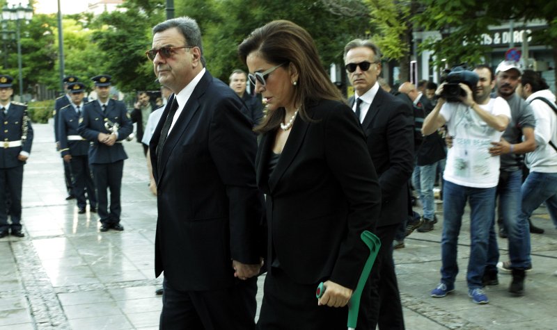 Με δάκρυα στα μάτια η Ντόρα Μπακογιάννη, αποχαιρετά τον πατέρα της στη Μητρόπολη Αθηνών [εικόνες] | iefimerida.gr 1