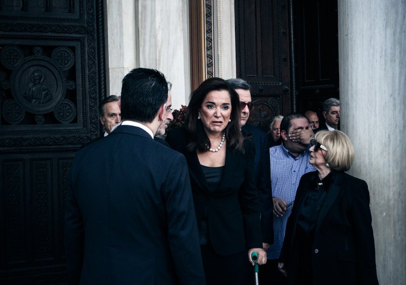 Με δάκρυα στα μάτια η Ντόρα Μπακογιάννη, αποχαιρετά τον πατέρα της στη Μητρόπολη Αθηνών [εικόνες] | iefimerida.gr 8