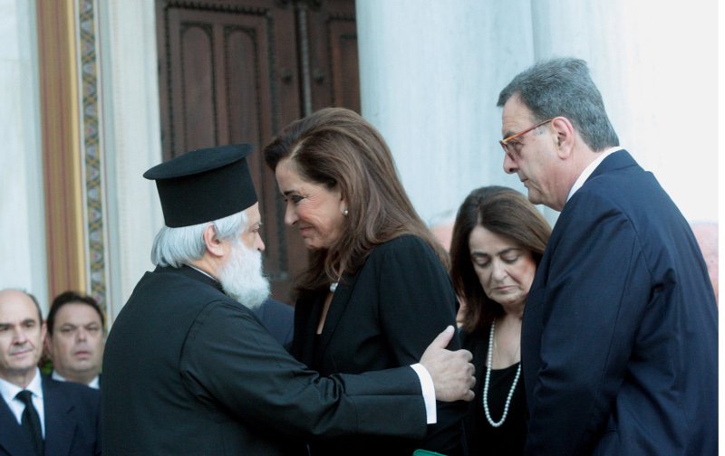 Με δάκρυα στα μάτια η Ντόρα Μπακογιάννη, αποχαιρετά τον πατέρα της στη Μητρόπολη Αθηνών [εικόνες] | iefimerida.gr 2