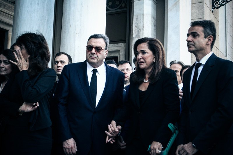 Με δάκρυα στα μάτια η Ντόρα Μπακογιάννη, αποχαιρετά τον πατέρα της στη Μητρόπολη Αθηνών [εικόνες] | iefimerida.gr 3