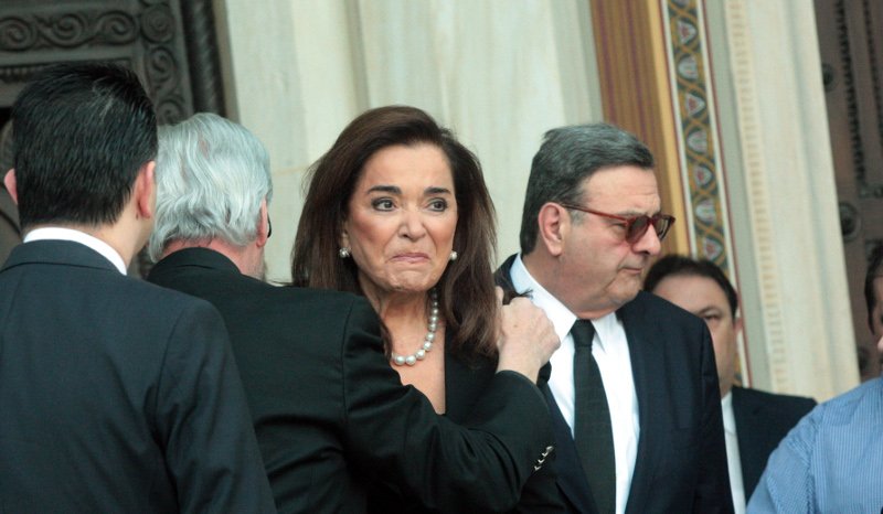 Με δάκρυα στα μάτια η Ντόρα Μπακογιάννη, αποχαιρετά τον πατέρα της στη Μητρόπολη Αθηνών [εικόνες] | iefimerida.gr 4