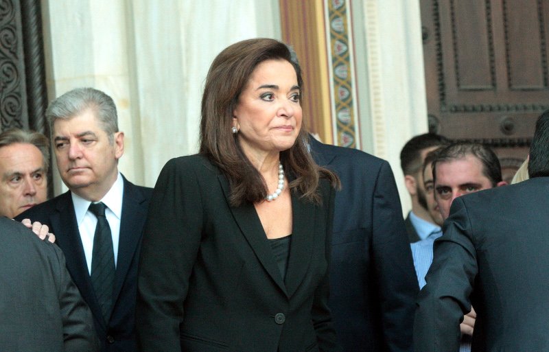 Με δάκρυα στα μάτια η Ντόρα Μπακογιάννη, αποχαιρετά τον πατέρα της στη Μητρόπολη Αθηνών [εικόνες] | iefimerida.gr 5