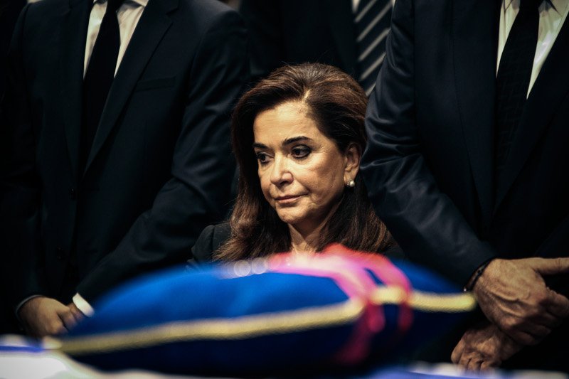 Με δάκρυα στα μάτια η Ντόρα Μπακογιάννη, αποχαιρετά τον πατέρα της στη Μητρόπολη Αθηνών [εικόνες] | iefimerida.gr 7