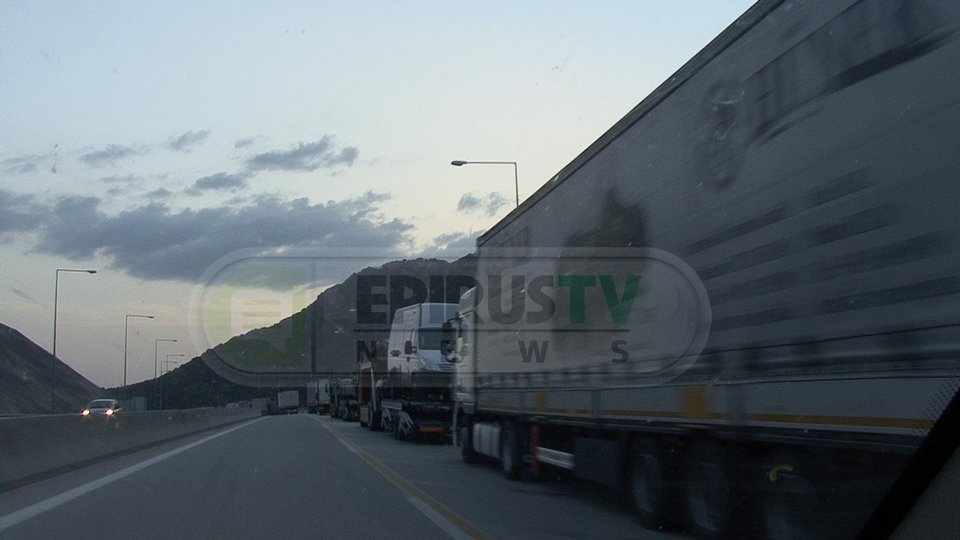 Χάος και ταλαιπωρία στην Εγνατία - Ουρές χιλιομέτρων λόγω ανατροπής νταλίκας [εικόνες&βίντεο] | iefimerida.gr 3