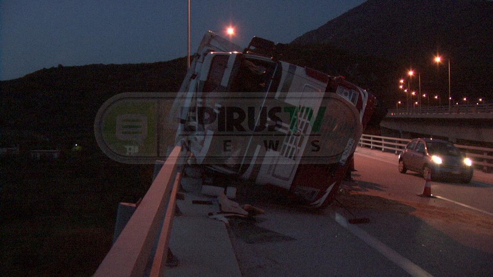 Χάος και ταλαιπωρία στην Εγνατία - Ουρές χιλιομέτρων λόγω ανατροπής νταλίκας [εικόνες&βίντεο] | iefimerida.gr 1