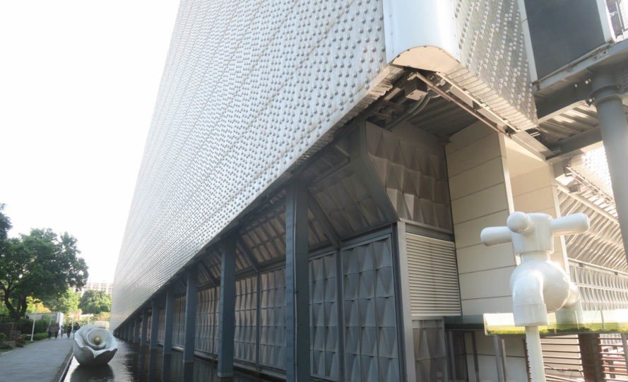 Εχτισαν κτίριο με 1,5 εκατ. πλαστικά μπουκάλια -Αντισεισμικό, με φυσικό κλιματισμό [εικόνες]  | iefimerida.gr 0