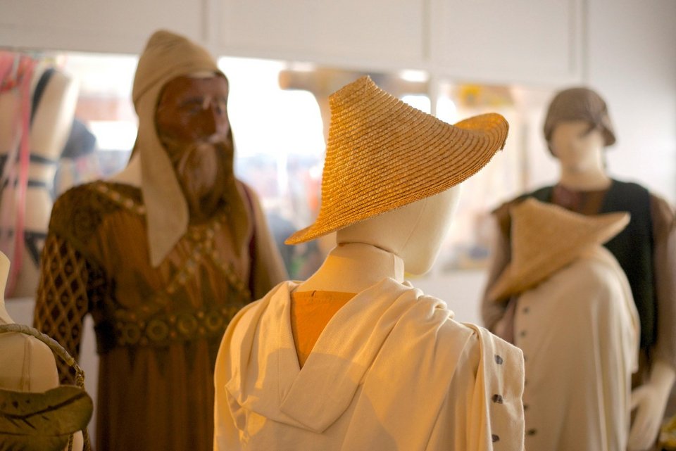 Κοστούμια, προγράμματα, μακέτες, σκηνικά από ιστορικές παραστάσεις του Κουν σε μία έκθεση [εικόνες]  | iefimerida.gr 3