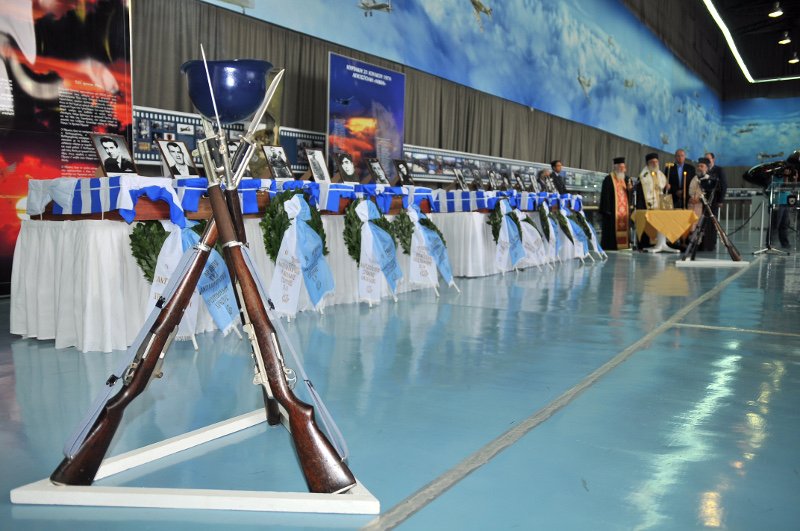 Ρίγος: Η Ελλάδα παρέλαβε τα  λείψανα των ηρώων που έπεσαν στην εισβολή του ‘74 [εικόνες] | iefimerida.gr 0