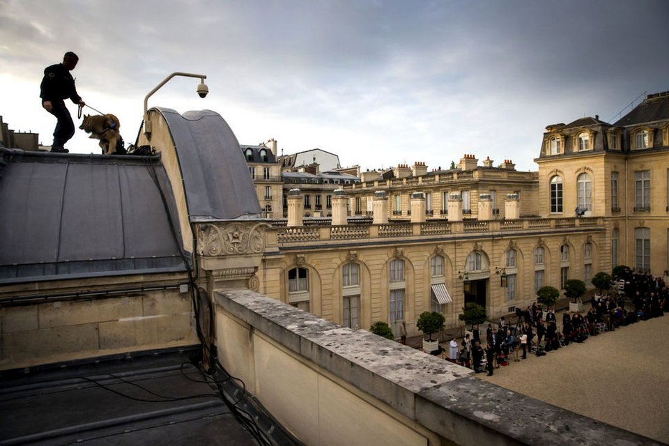 Ο Μακρόν είναι και επίσημα πρόεδρος της Γαλλίας -Η αλλαγή «φρουράς» στο μέγαρο των Ηλυσίων [εικόνες & βίντεο] | iefimerida.gr 6