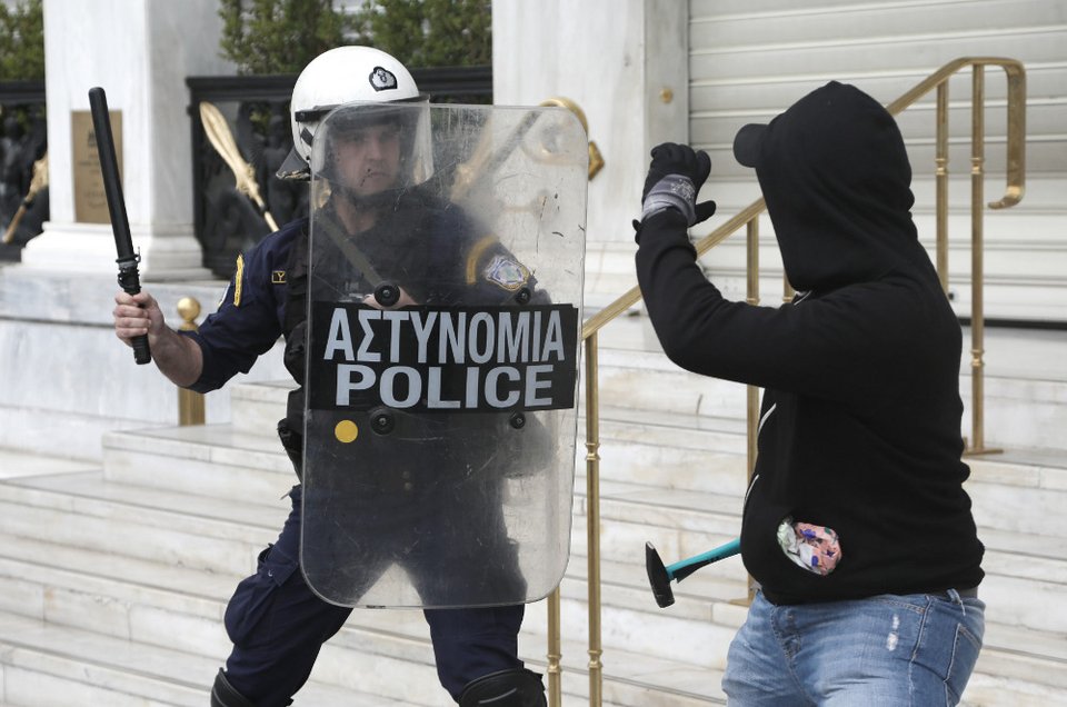 Επεισόδια και χημικά στο Σύνταγμα -Κουκουλοφόροι επιτέθηκαν στα ΜΑΤ | iefimerida.gr 1