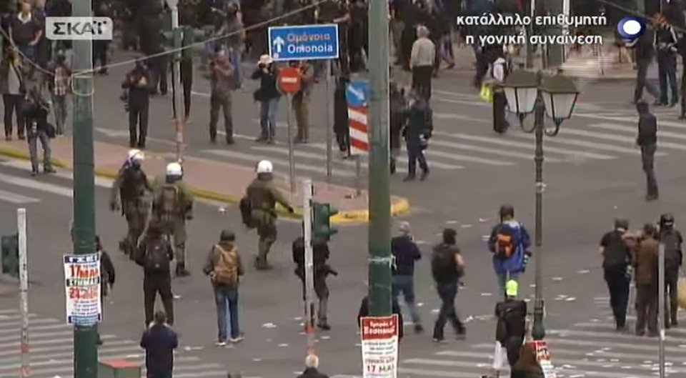 Επεισόδια και χημικά στο Σύνταγμα -Κουκουλοφόροι επιτέθηκαν στα ΜΑΤ  | iefimerida.gr 10
