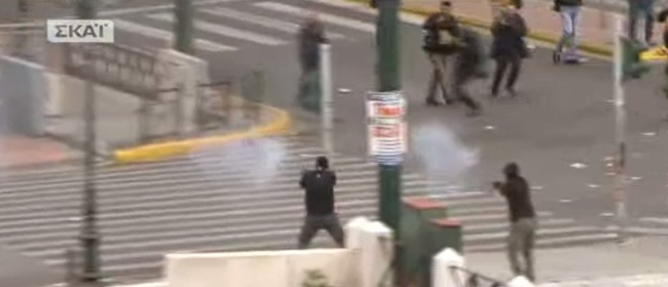 Επεισόδια και χημικά στο Σύνταγμα -Κουκουλοφόροι επιτέθηκαν στα ΜΑΤ  | iefimerida.gr 3
