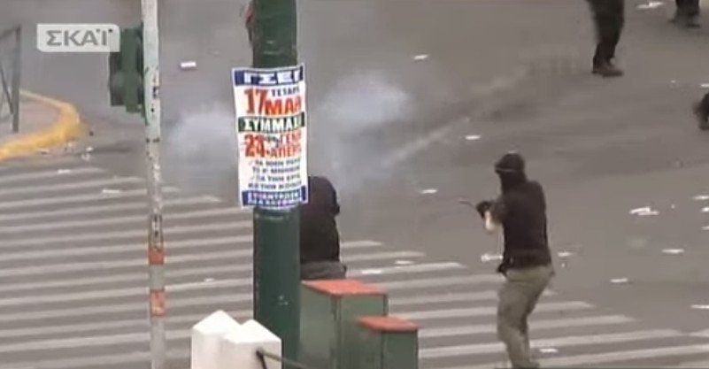 Επεισόδια και χημικά στο Σύνταγμα -Κουκουλοφόροι επιτέθηκαν στα ΜΑΤ  | iefimerida.gr 4