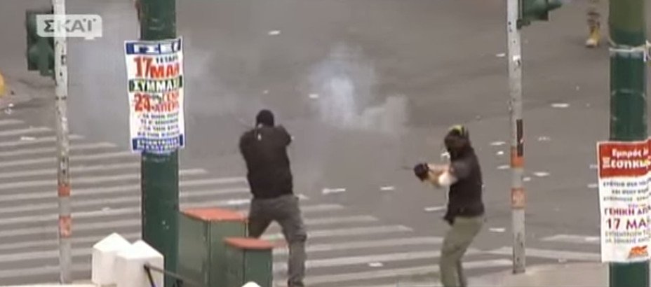 Επεισόδια και χημικά στο Σύνταγμα -Κουκουλοφόροι επιτέθηκαν στα ΜΑΤ  | iefimerida.gr 5