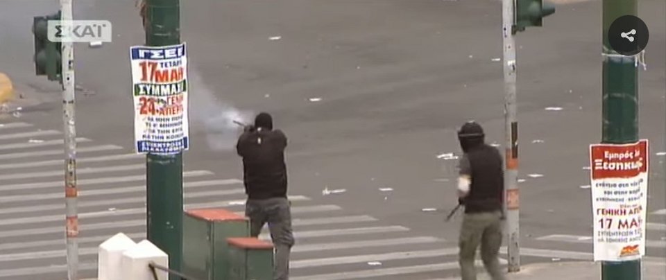 Επεισόδια και χημικά στο Σύνταγμα -Κουκουλοφόροι επιτέθηκαν στα ΜΑΤ  | iefimerida.gr 6