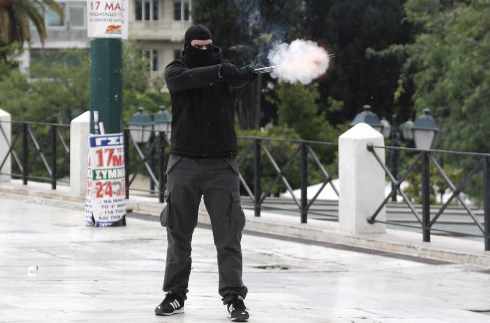 Επεισόδια και χημικά στο Σύνταγμα -Κουκουλοφόροι επιτέθηκαν στα ΜΑΤ | iefimerida.gr 0