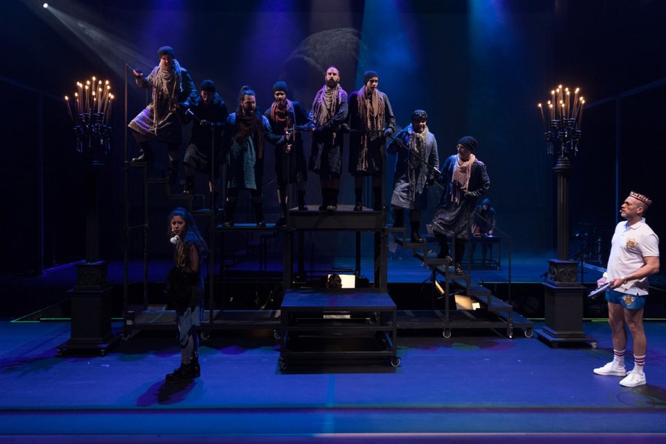 Τζαζ αλλά με την πρωτότυπη διάλεκτο ο Ερωτόκριτος του Ρήγου -Οι πρώτες φωτογραφίες της Λυρικής [εικόνες]  | iefimerida.gr 0